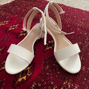 NWOT Cushionaire White Nila Sandal size 9W